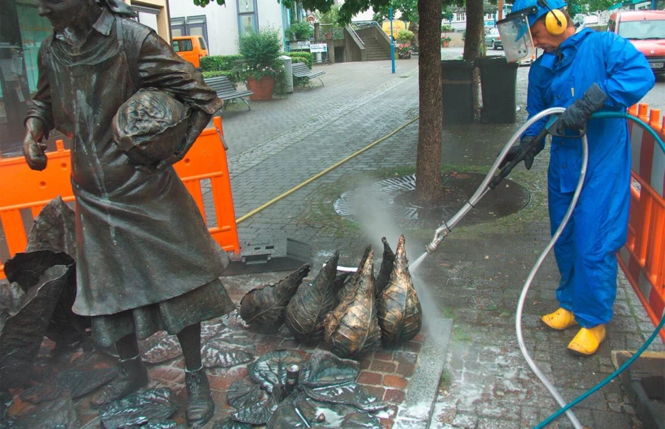 High-pressure cleaning of a statue with DYNAJET equipment